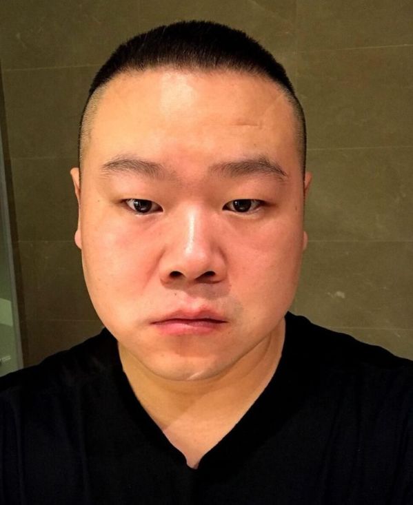 岳云鹏晒自己农村的婚房,床上用品很接地气,床头的照片亮了