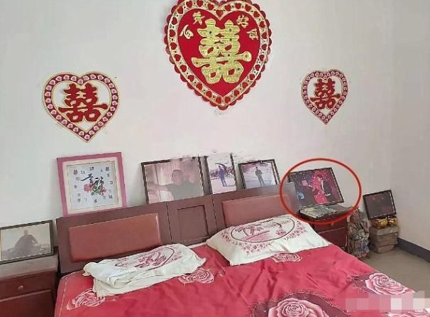 岳云鹏晒自己农村的婚房,床上用品很接地气,床头的照片亮了